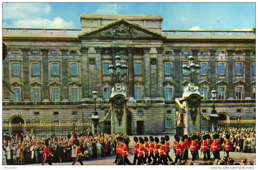 ROYAUME UNI-Queen's Guard Leaving Buckingham Palace-MB - Buckingham Palace