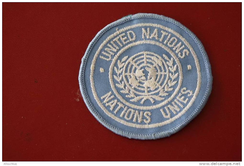MILITARIA ECUSSON EN TISSU DES NATIONS UNIES UNITED NATIONS  UN  ONU  -   BLEU ET BLANC - Blazoenen (textiel)