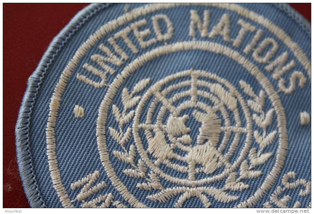 MILITARIA ECUSSON EN TISSU DES NATIONS UNIES UNITED NATIONS  UN  ONU  -   BLEU ET BLANC - Ecussons Tissu