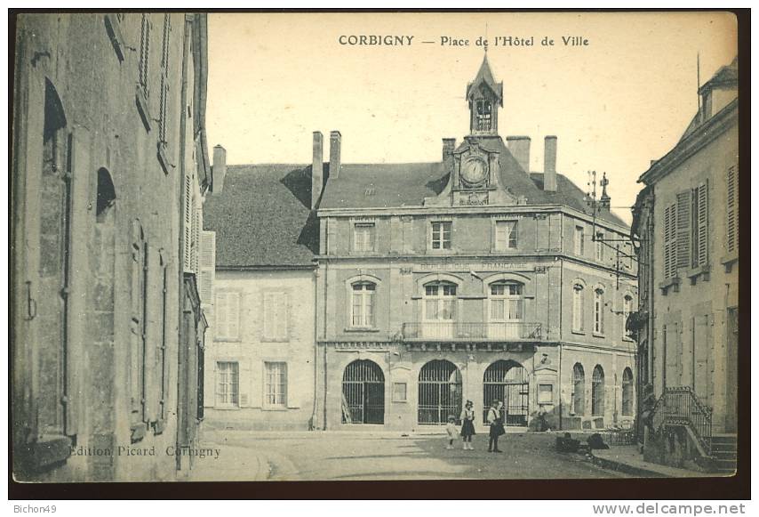 Corbigny Nièvre Place De L'Hôtel De Ville Picard Animée Le Deley - Corbigny