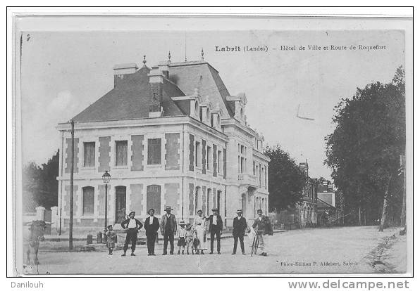 40 // LABRIT - Hotel De Ville Et Route De Roquefort - ANIMEE - Ed Aldebert ** - Labrit