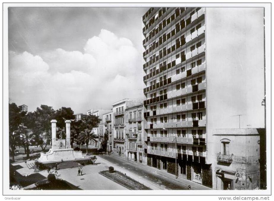 TORRE ANNUNZIATA, PIAZZA CESARO, B/N, ANIMATA   **** - Torre Annunziata