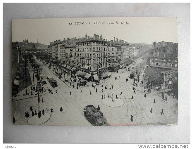 LYON - La Place Du Pont (très Animée) - Lyon 9