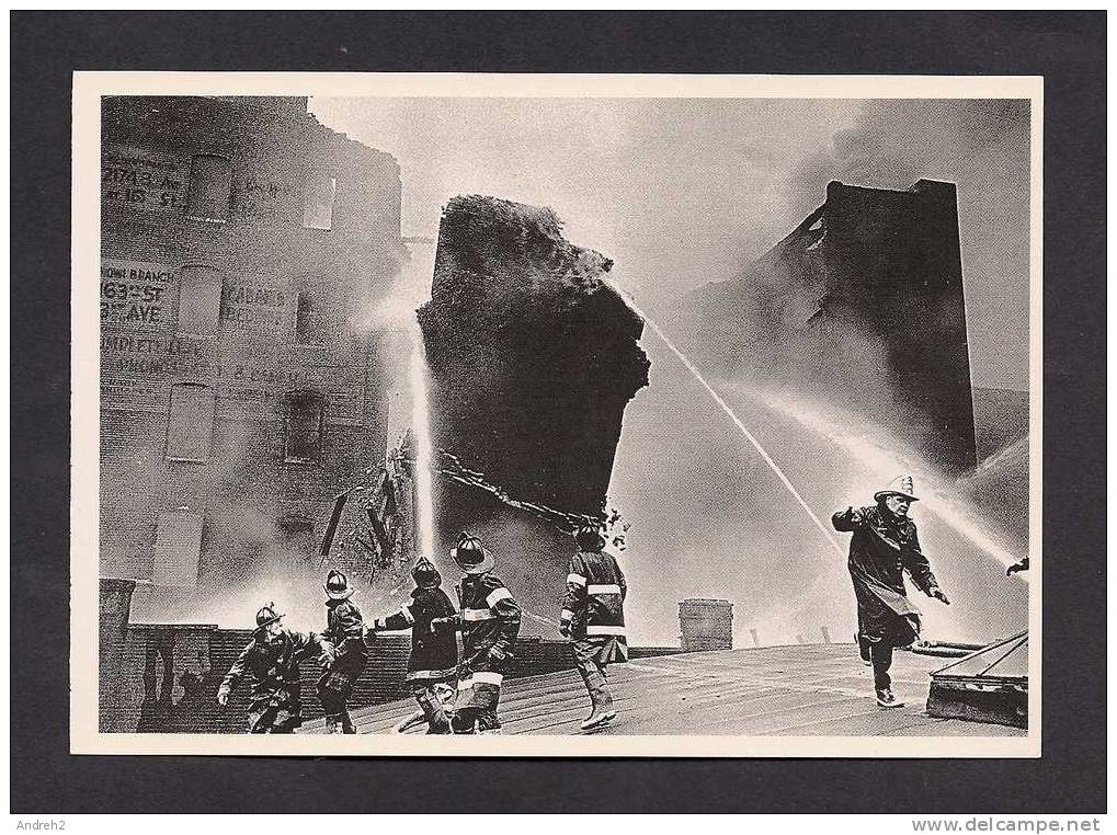 POMPIERS - MUSEUM MODERN ART COLLAPSE JULY 18 1962 FIREMEN SCAMBLE ESCAPE FALLING WALL DURING FIRE ON 137th IN NEW YORK - Feuerwehr