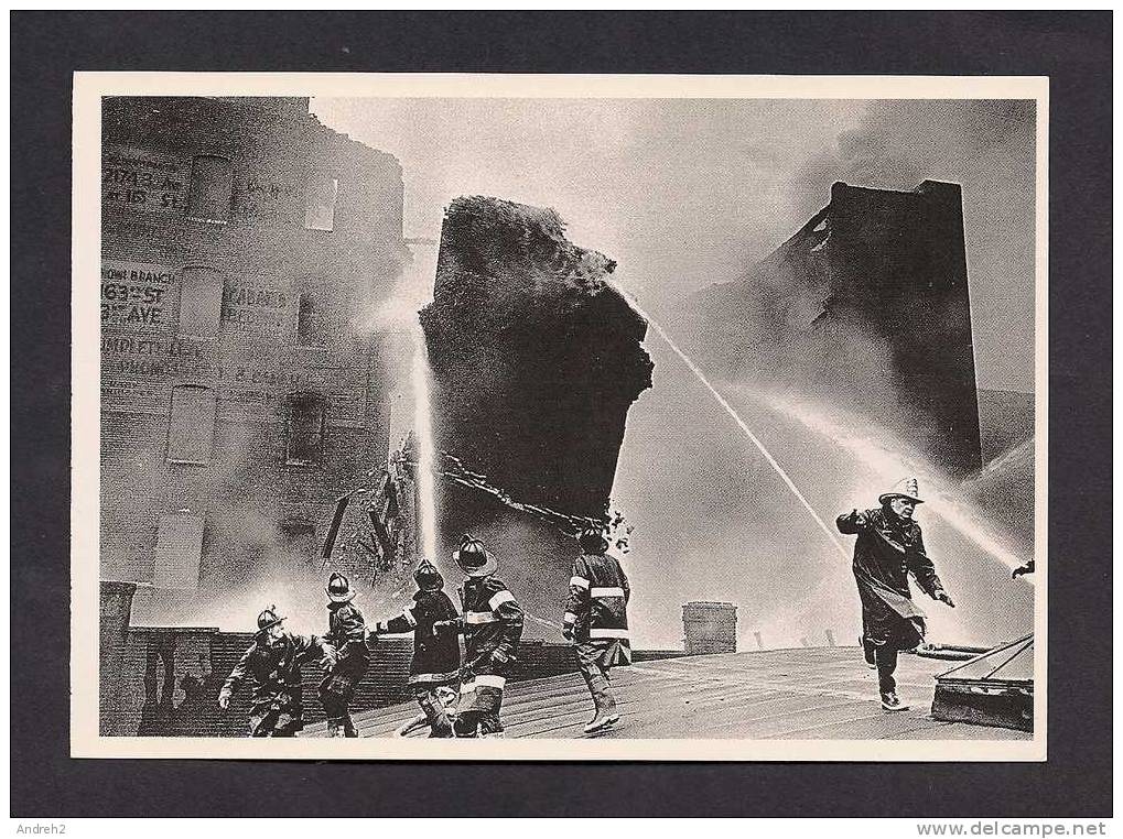 POMPIERS - MUSEUM MODERN ART COLLAPSE JULY 18 1962 FIREMEN SCAMBLE ESCAPE FALLING WALL DURING FIRE ON 137th IN NEW YORK - Brandweer