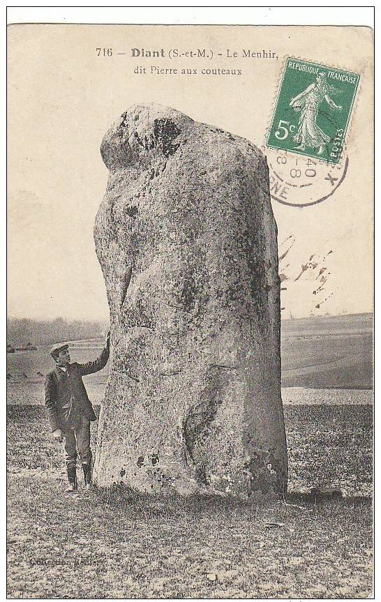 77 DIANT Monument Druidique HOMME Devant Le  MENHIR Nommé La Pierre Aux Couteaux  En 1908 - Autres & Non Classés