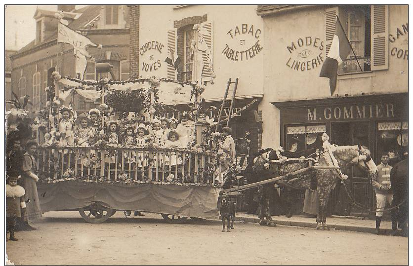 CPA PHOTO 28 VOVES Jour De Fête Cavalcade Char Cheval Café Tabac Mode Lingerie Maison GOMMIER Rare - Autres & Non Classés