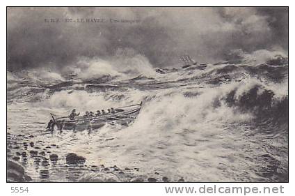 Cpa Barque De Peche Dans La Tempete  Le Havre - Fishing Boats