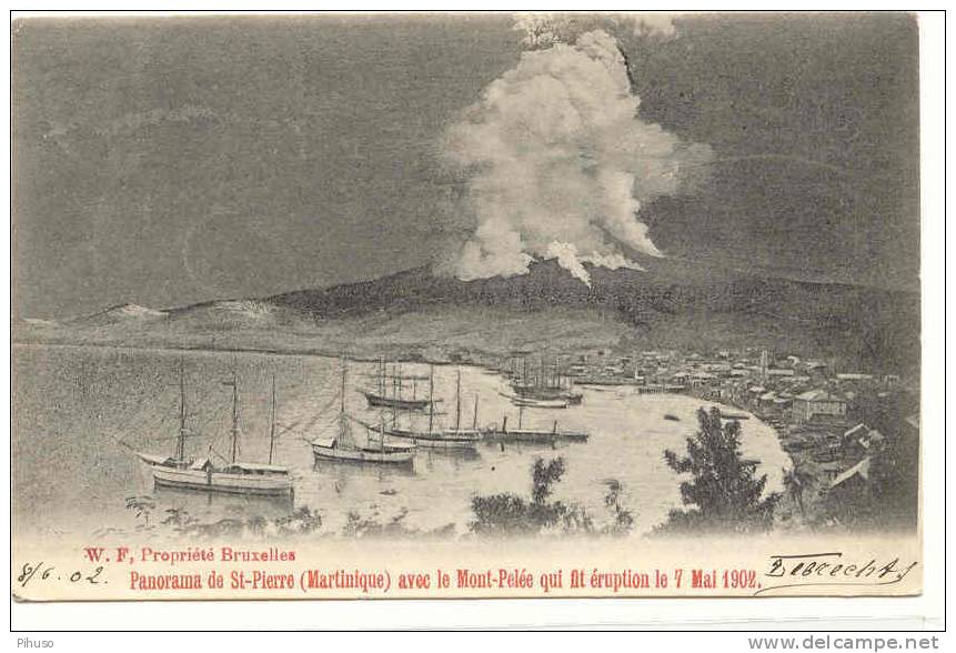 AFR-266  MARTINIQUE : Panorama De St-Pierre Avec Le Mont-Pelec Qui Fit Eruption Le 7 Mai 1902( Vulcano) - Autres & Non Classés