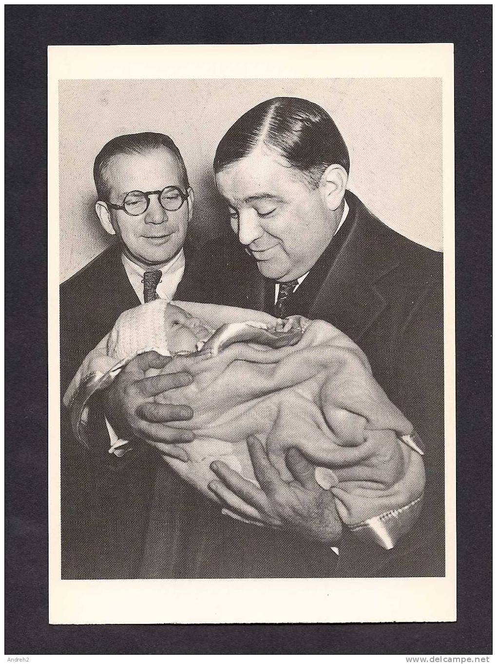 THE MUSEUM OF MODERN ART REP. - THE MAYOR MR LA GUARDIA AND A BABY EXCHANGE SMILES DECEMBER 8 1938 IN BROOKLYN N.Y. - Autres & Non Classés