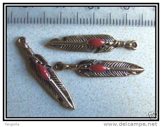 2 Plumes En étain Vieil Or Et émail Rouge Breloque 27mm - Perles