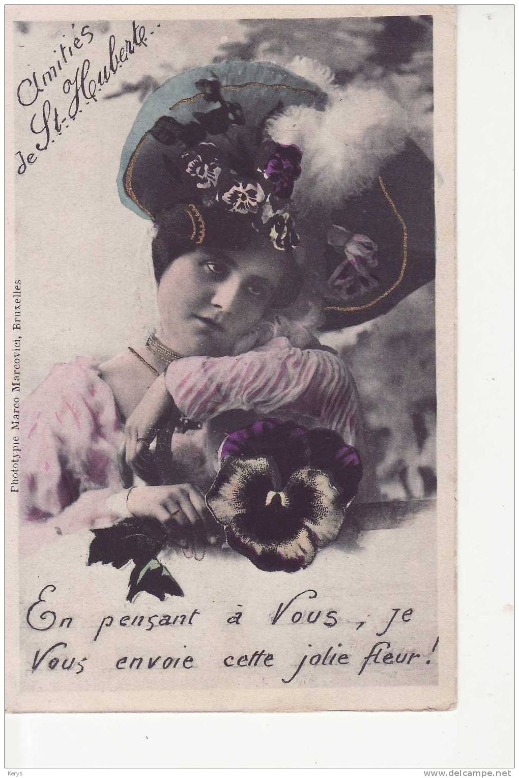 Cpa CHAPEAU Jeune Femme Avec étonnant Chapeau Orné De Pensées Et Plume, Colorisée - Mode