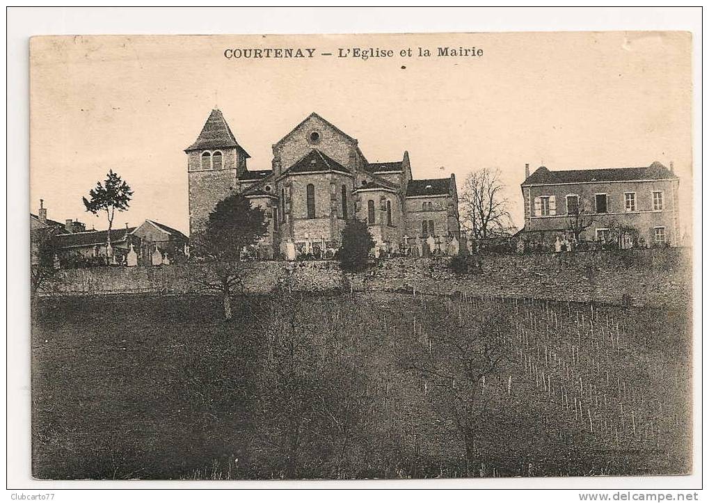 Courtenay (45) : Côteaux Près De L'église Et De La Mairie En 1935. - Courtenay