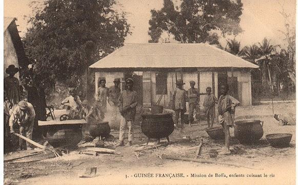 GUINEE FRANCAISE MISSION DE BOFFA ENFANTS CUISANT DU RIZ - Guinée Française