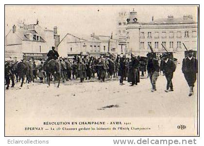 Epernay     51  Révolution En Champagne ..Avril  1911.. Le 15 Eme Chasseurs Gardant Les Bâtiments De L Union Champenoise - Epernay