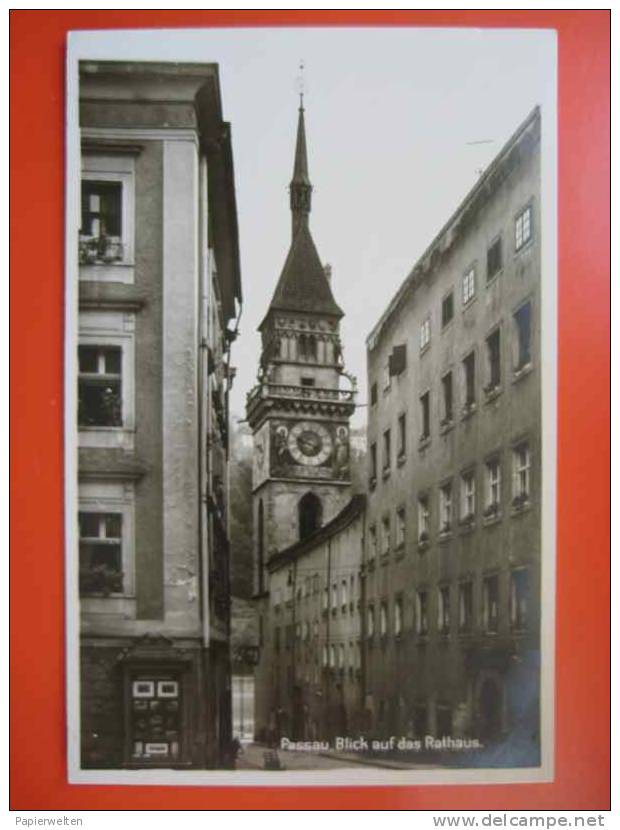Passau - Blick Durch Gasse Zum Rathaus Und Donau Schaukasten Des Photographen Adolph - Passau