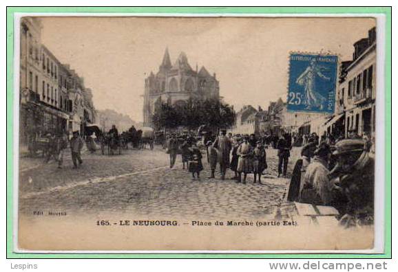 27 - LE NEUBOURG -- Place Du Marché ( Partie Est ) - Le Neubourg