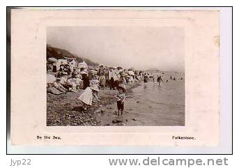 Jolie CP Photo Ancienne Angleterre Folkestone By The Sea - Plage Bain Baignade - Ed Davidson Bros - Cp Emboutie - Folkestone