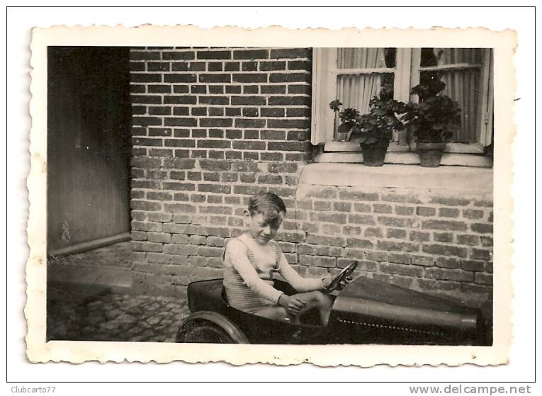 Friville-Escarbotin (80) : Jeu Enfant Jouant Avec Voiture à Pédale Environ 1940 (animée) CARTE PHOTO RARE. - Friville Escarbotin