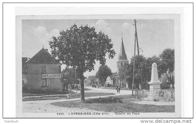 21 // LAPERRIERE - Centre Du Pays 6480 - (café Du Centre Et Monument Aux Morts ) - Autres & Non Classés