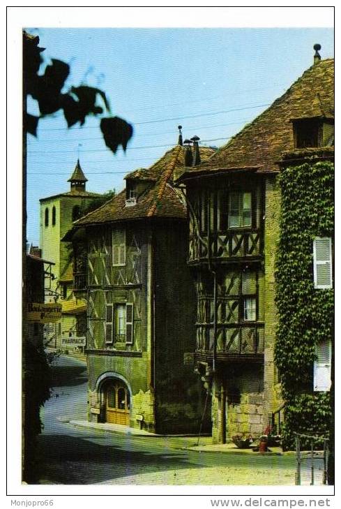 CPM De Chateldon   Eglise Et Au Premier Plan Vieux Logis Du XV Et XVI ème Siècle - Chateldon