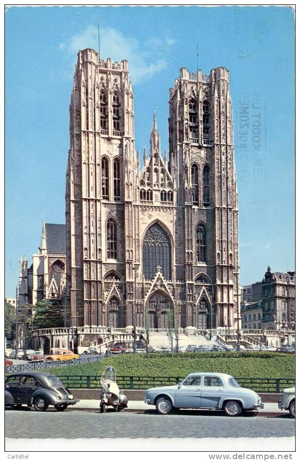 BRUSSEL- ST. MICHIELSKATHEDRAAL- AUTO RENAULT- SCOOTER-VESPA - Bruxelles-ville