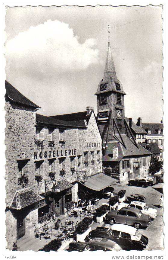 Carte Postale 14. Honfleur Hostellerie Lechat   Voitures Anciennes DS 403 Trés Beau Plan - Honfleur