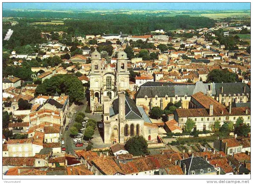 CPSM. SAINT JEAN D'ANGELY.VUE D'ENSEMBLE. LES TOURS DE L'ANCIENNE. ABBATIALE INACHEVEE XVIII EME ET ANCIEN LYCEE. - Saint-Jean-d'Angely