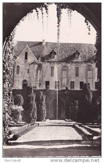 VAL D OISE.ASNIERES SUR OISE.ABBAYE DE ROYAUMONT BATIMENTS DES DORTOIRS FACADE SUR LE CLOITRE  ..SEMI MODERNE - Asnières-sur-Oise