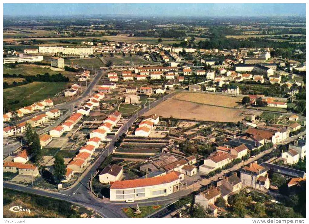 CPSM. MONTAIGU. VUE AERIENNE. LES NOUVELLES CITES ET LA ROUTE DE NANTES. AU 1ER PLAN "LES PEUPLIERS" ET LES "EGLANTINES" - Montaigu