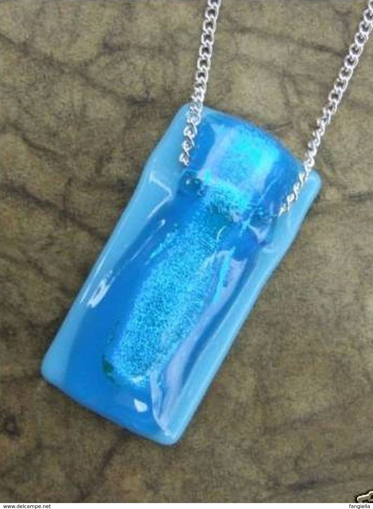 Collier Pendentif En Verre Dichroic Bleu Turquoise Réalisé Par Une Artiste Fileuse De Verre Méthode Fusing - Necklaces/Chains