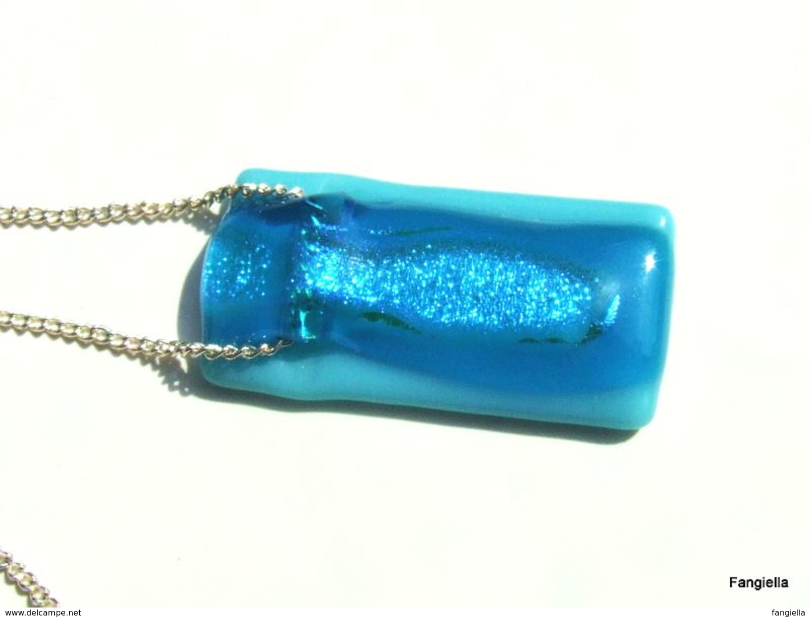 Collier Pendentif En Verre Dichroic Bleu Turquoise Réalisé Par Une Artiste Fileuse De Verre Méthode Fusing - Necklaces/Chains