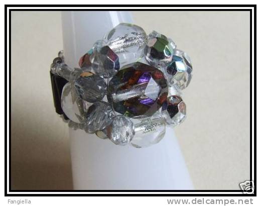 Bague Dans Les Tons Gris Tout En Cristal De Bohème Facetté Taille 54  A La Fois Discrète Et Classique, Elle Devrait Vous - Anillos