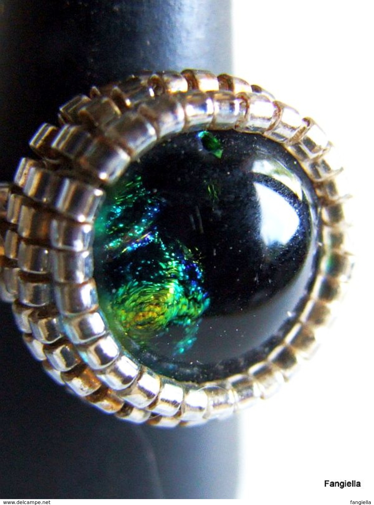 Bague Verre Dichroic Réalisé Par Une Artiste Fileuse De Verre Dans Nid De Miyuki Delica Argenté Taille 58 (8,5 US) - Anelli