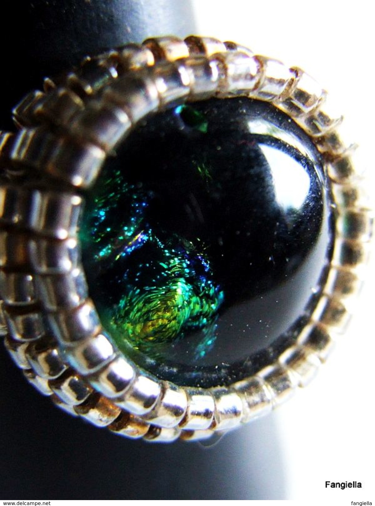 Bague Verre Dichroic Réalisé Par Une Artiste Fileuse De Verre Dans Nid De Miyuki Delica Argenté Taille 58 (8,5 US) - Anelli