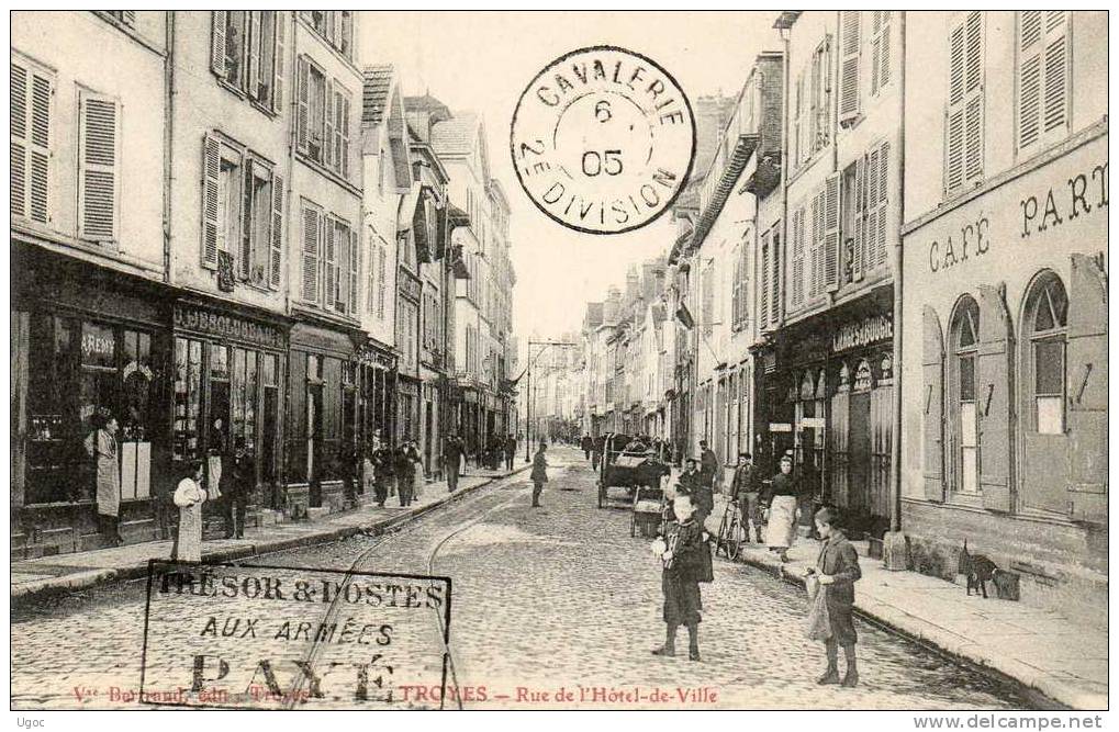 CPA -10 - TROYES - Rue De L 'Hôtel De Ville - Cachet Militaire - 824 - Troyes