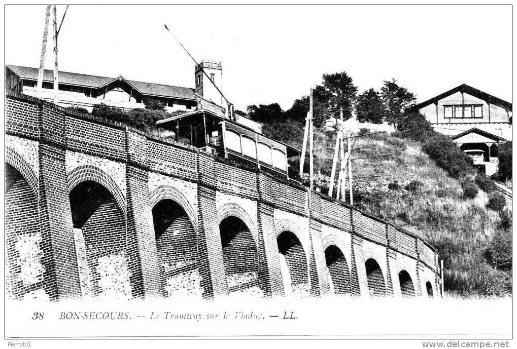 Le Tramway Sur Le Viaduc - Bonsecours