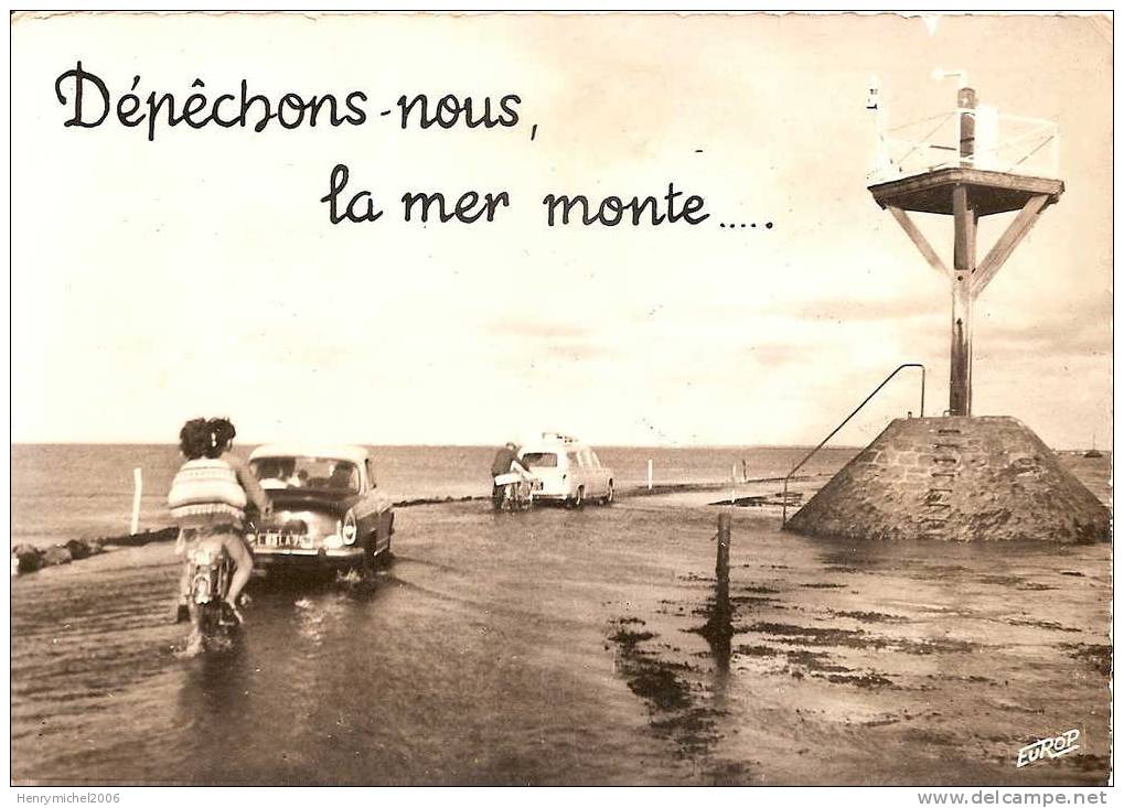 Ile De Noirmoutier , Le Passage Du Gois Recouvert Par Les Eaux ,automobiles 4l  Les Voitures Et Moto Se Dépechent...rare - Passenger Cars