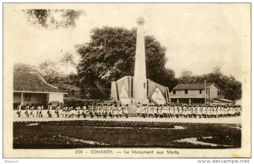 Guinée - Belle CPA Conakry - Le Monument Aux Morts - Guinée