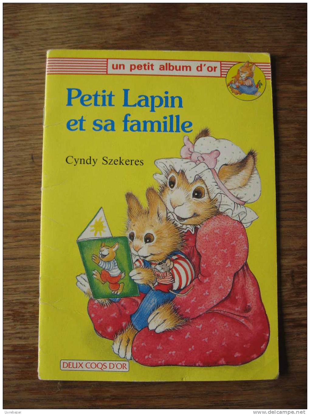 Ancien Un Petit Album D'or PETIT LAPIN ET SA FAMILLE CYNDI SZEKERES EDITIONS DES DEUX COQS D'OR - Other & Unclassified