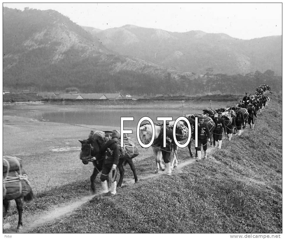 VINTAGE POSITIVE GLASS SLIDE PHOTO PLAQUE DE VERRE JAPANESE WAR TRAIN MARCHING FOR PORT ARTHUR LUSHUNKOU CHINA - Plaques De Verre