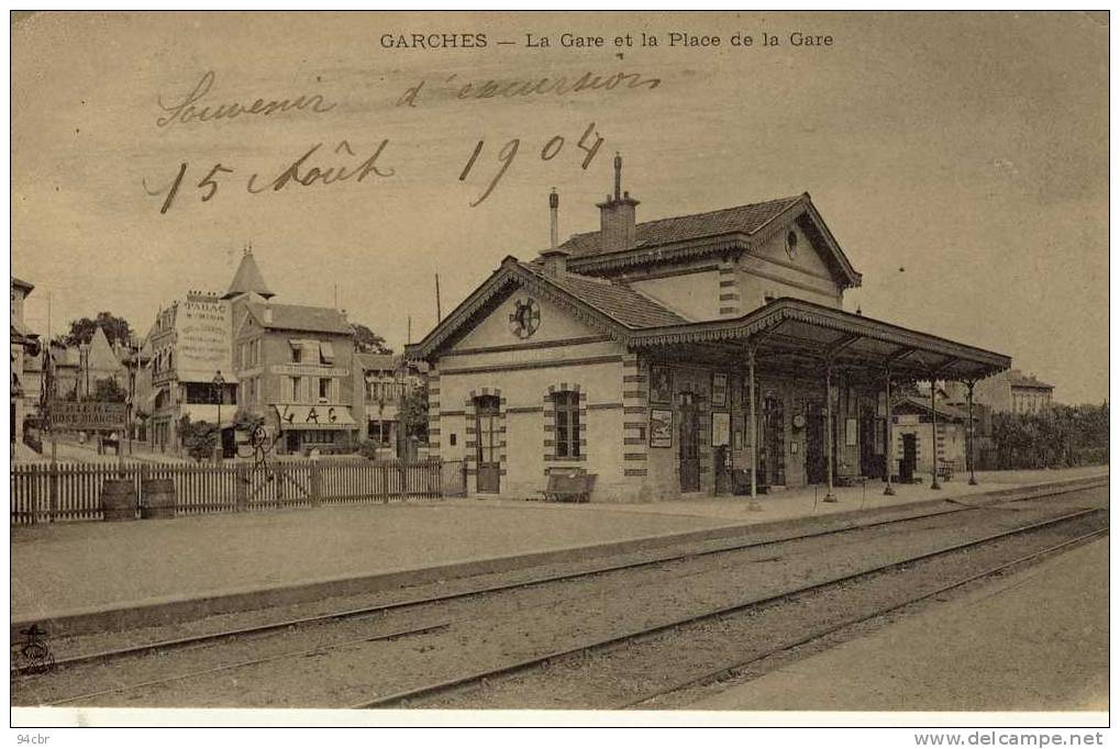 CPA(  92) GARCHES LA GARE ET LA PLACE DE LA GARE  (etat Moyen) - Garches