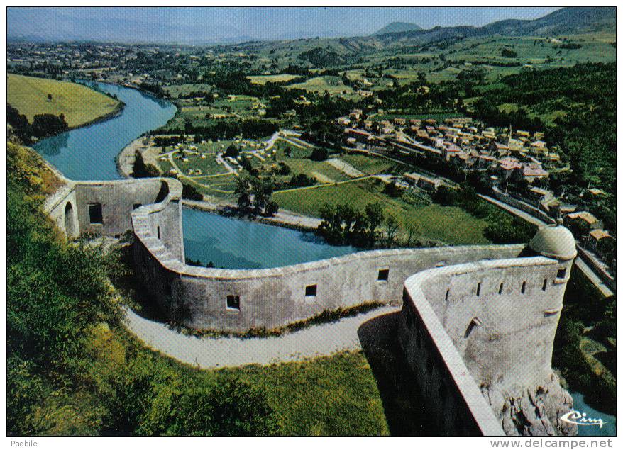 Carte Postale  04. Sisteron  La Guérite Du Diable Et La Clue De La Durance Trés Beau Plan - Sisteron