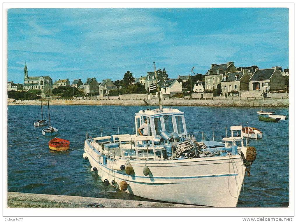 Ile De Batz (29) : Le Bateau Promenade Transporteur De Bouteilles De Gaz Dans Le Port Environ 1960 (animée). - Ile-de-Batz