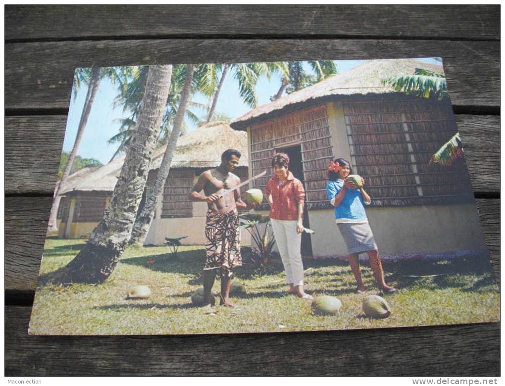 Touho A L Hotel De Touho  Couper Une Noix De Coco - Nouvelle Calédonie