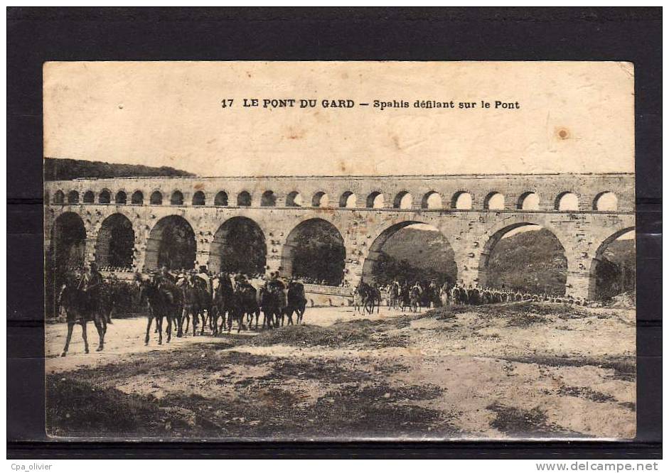 30 REMOULINS Pont Du Gard, Spahis Défilant Sous Le Pont, Guerre 1914-18?, Ed ? 17, 191? - Remoulins