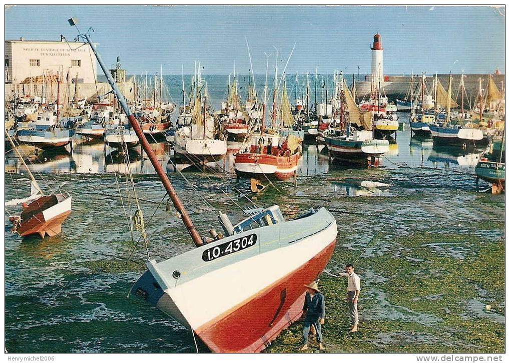 Ile D'oléron Le Port Les Bateaux Et Le Phare - Ile D'Oléron