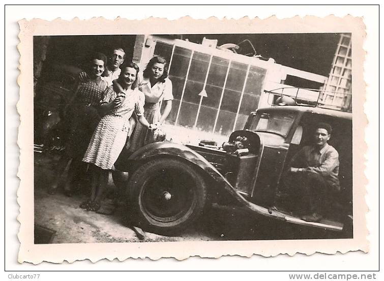 L'isle-sur-Serein (89) : Intérieur Garage + Mécanicien Voiture Traction Avant Citroën, Environ 1950 (animée) PHOTO RARE. - L'Isle Sur Serein