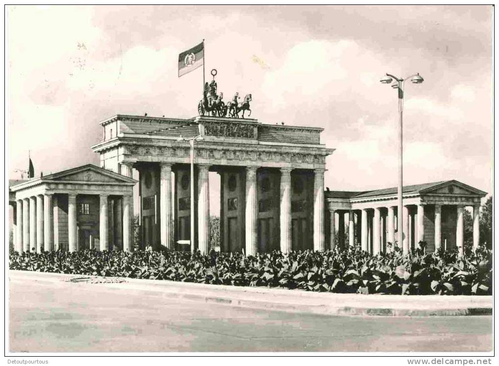 BERLIN Hauptstadt Des DDR Brandenburger Tor - Brandenburger Deur