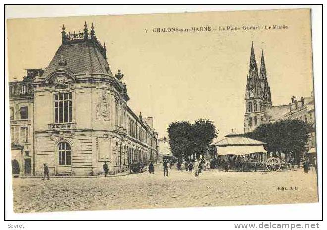 51  -  CHALONS SUR MARNE. - La Place Godart - Le Musée. - Châlons-sur-Marne